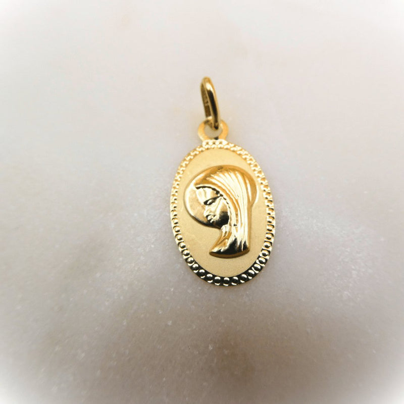 Medalla de la Virgen Niña en Oro (14k Gold) Ovalada 0.4" x 0.8" - Guadalupe Gifts